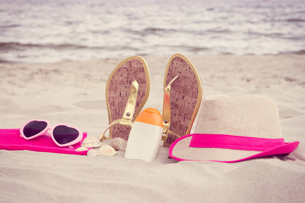 Vintage φωτογραφία, αξεσουάρ για τις διακοπές στην άμμο στην παραλία, η έννοια της προστασίας από τον ήλιο και το καλοκαίρι - Φωτογραφία, εικόνα