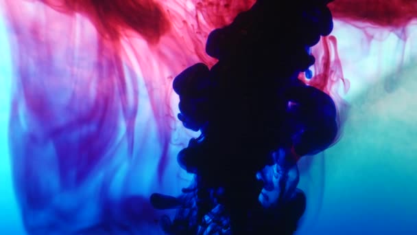 Fondo colorido brillante Azul y rojo Colores de tinta líquida que se mezclan en agua
 - Metraje, vídeo