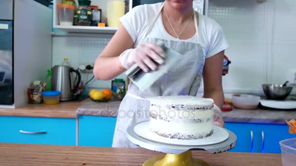 girl smears the cream cake - Πλάνα, βίντεο