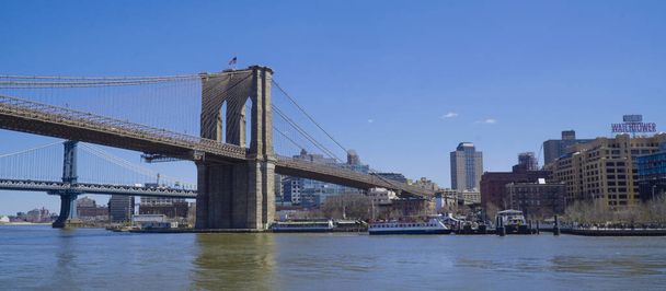 Brooklyn Bridge New York - a famous landmark- MANHATTAN - NEW YORK - APRIL 1, 2017 - Foto, immagini