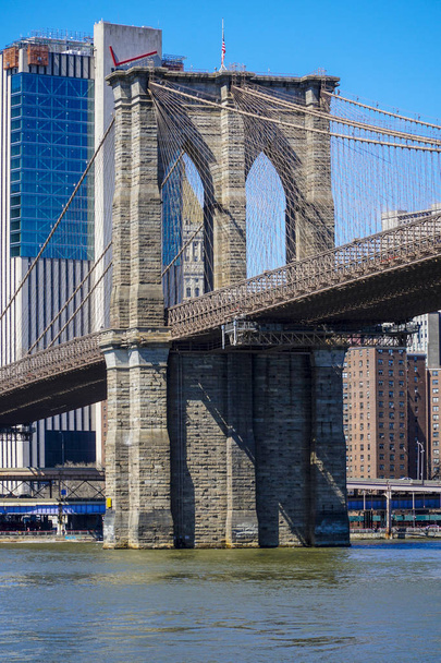 Brooklyn Bridge New York - a famous landmark- MANHATTAN - NEW YORK - APRIL 1, 2017 - Фото, зображення
