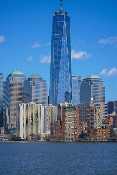 Impressive One World Trade Center Building in the Manhattan Skyline- MANHATTAN - NEW YORK - APRIL 1, 2017 - Foto, imagen