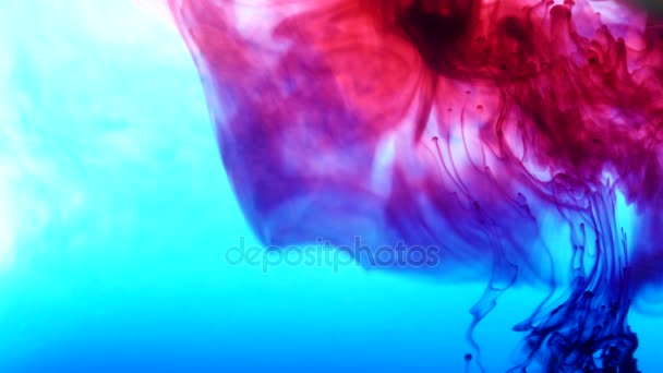 Parlak renkli arka plan mavi ve kırmızı sıvı mürekkep renkleri suya karıştırma - Video, Çekim