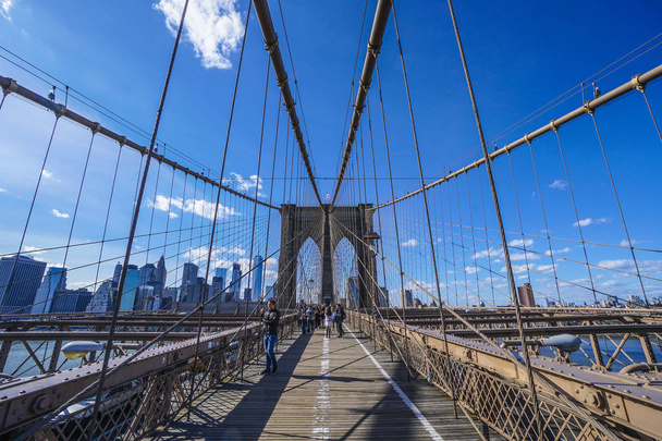 Wide angle shot of the Brooklyn Bridge New York- MANHATTAN - NEW YORK - APRIL 1, 2017 - Foto, Bild
