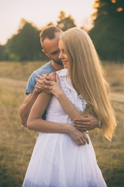 Couple aimant dans un champ
 - Photo, image