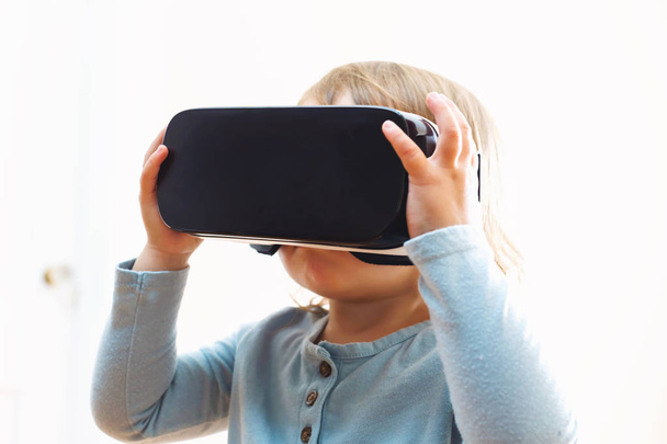 Toddler girl using a virtual reality headset - Foto, immagini