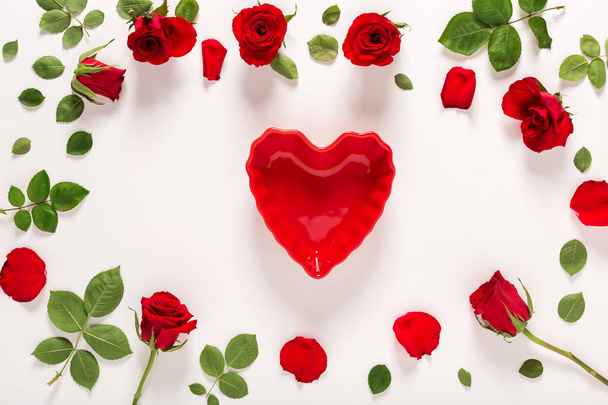 Heart with roses and leaves - Valokuva, kuva