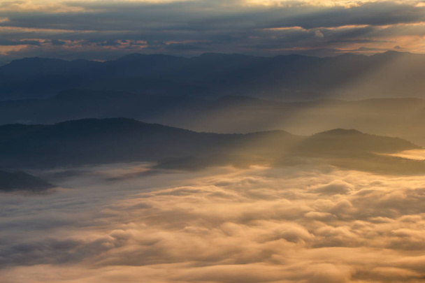 Мбаппе гор в тумане на восходе солнца, Национальный парк Шри Нан, Нан Прованс, Таиланд
 - Фото, изображение
