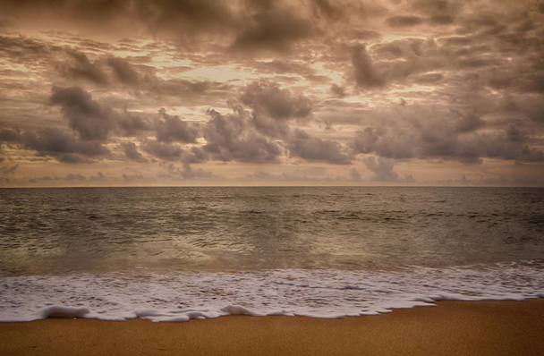 západ slunce moře s šedou oblohou pozadí - Fotografie, Obrázek