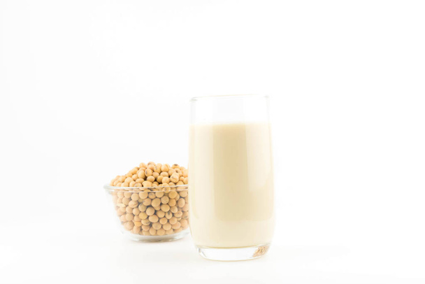 Milch mit Sojabohnen auf weißem Hintergrund - Foto, Bild