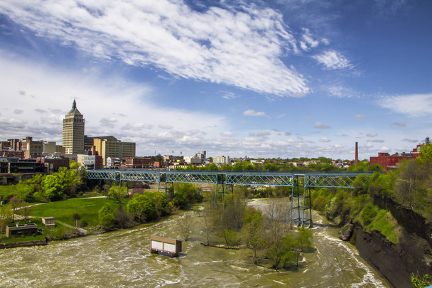 Exterior diurno fotos stock de ponte sobre o rio Genesee em Rochester Nova York em Monroe County no dia de verão semi nublado
 - Foto, Imagem