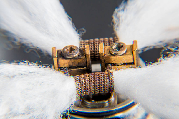 Cierre en bobinas de cigarrillos electrónicos con algodón
 - Foto, Imagen