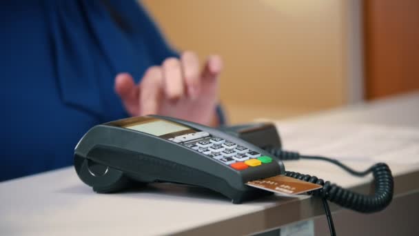 Betalen met credit card - terminal zijn in opslag, close-up - Video
