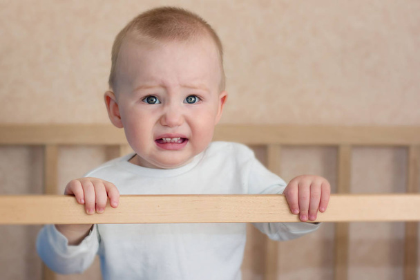 baby cry in cot - Foto, Imagen