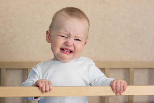 детский плач в детской кроватке
 - Фото, изображение