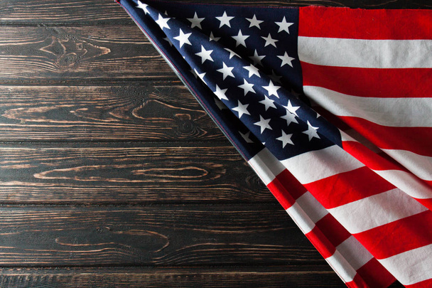 木製の机の上、アメリカの国旗がクローズ アップ - 写真・画像