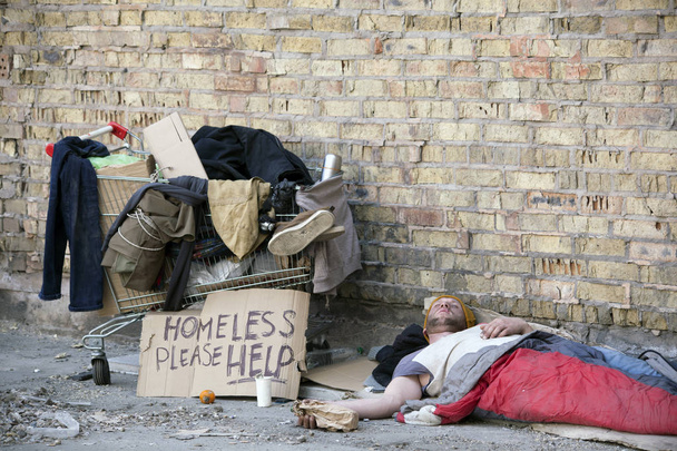  Szomorú hajléktalan ember karton, alvás. Társadalmi probléma - Fotó, kép