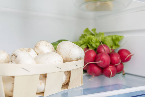Открытый холодильник, полный свежих фруктов и овощей
 - Фото, изображение