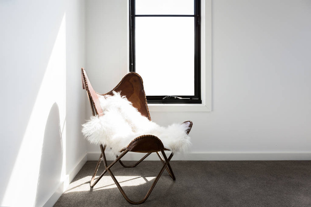 Preciosa silla ocasional de cuero
  - Foto, Imagen