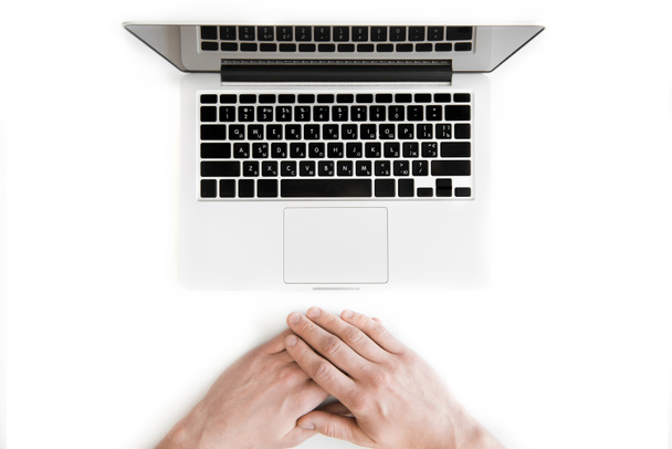 lidské ruce a laptop  - Fotografie, Obrázek