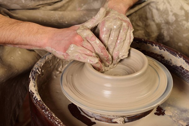 Schaffung eines Glases oder einer Vase. Meister-Topf. Männerhände machen Tonkrug. - Foto, Bild