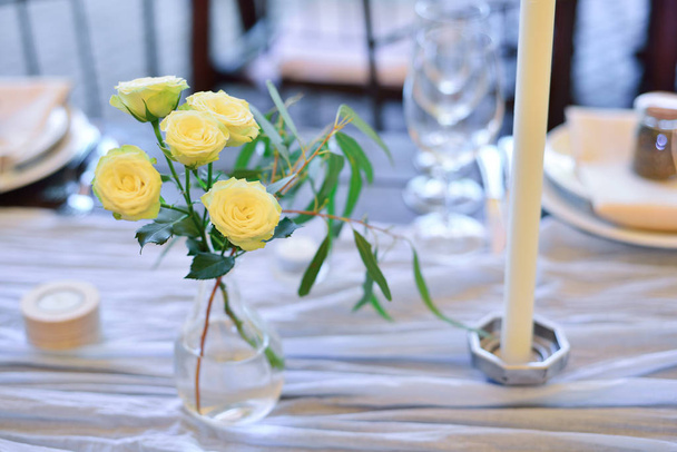 Весілля. Банкет. Стільці і стіл для гостей, прикрашені відьмою
 - Фото, зображення