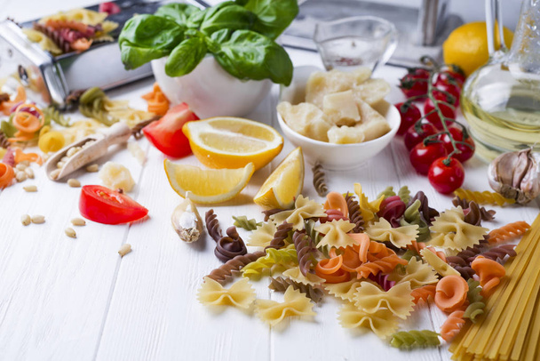 Ainekset ruoanlaittoon kotitekoisia Italian pastaa
 - Valokuva, kuva