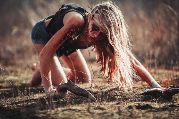Mutant kambur kız yaralar ve yerine pençeli ülser  - Fotoğraf, Görsel