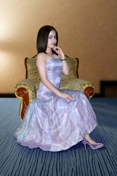 kaunis tyttö illalla lila puku helppo tuoli
 - Valokuva, kuva