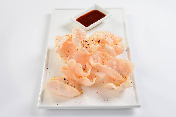 Shrimp Chips mit würziger Sojasauce. weißer Hintergrund. Menü-Konzept - Foto, Bild