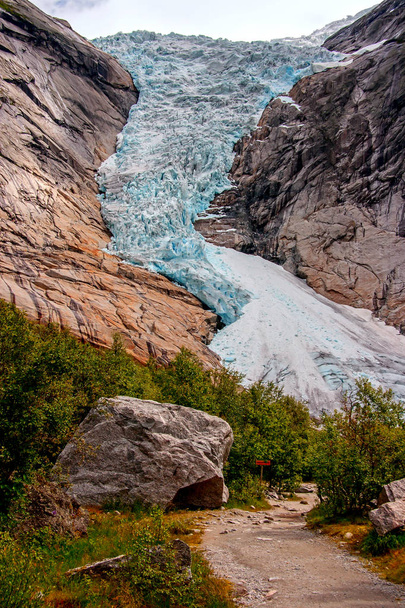 Glaciar Briksdal a los pies
 - Foto, Imagen