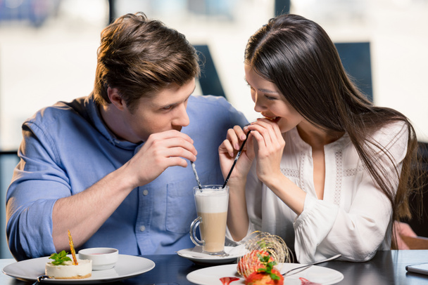 Couple amoureux au restaurant
  - Photo, image