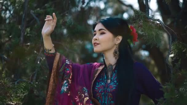 Азіатський молода жінка позувати для фотографа - Кадри, відео