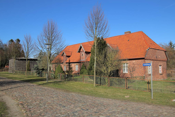 ehemaliger Fohlenstall auf dem Schlosspark in Griebenow, Mecklenburg-Vorpommern. das Straßenschild sagt schlossweg - palastweg - Foto, Bild