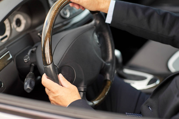 Ανώτερος επιχειρηματίας χέρια οδήγηση αυτοκινήτου - Φωτογραφία, εικόνα