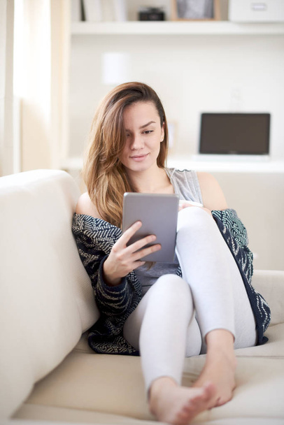 Jeune femme utilisant une tablette   - Photo, image
