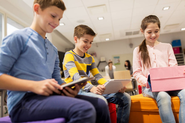 grupo de niños felices con Tablet PC en la escuela - Foto, Imagen