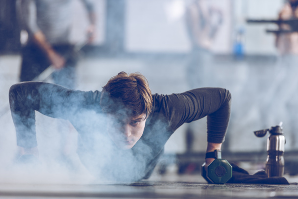 sportovec dělá push up - Fotografie, Obrázek
