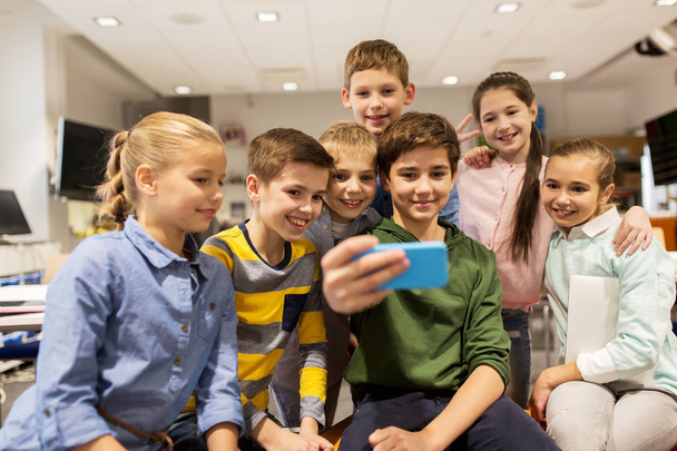 group of school kids taking selfie with smartphone - Φωτογραφία, εικόνα