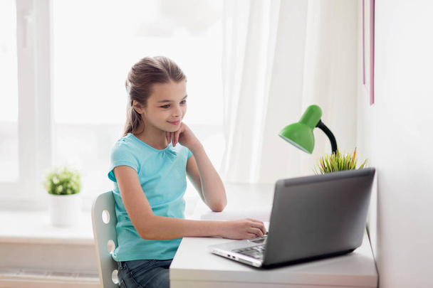 menina com laptop em casa
 - Foto, Imagem