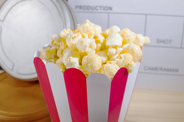 Popcorn caramello in scatola bianca rossa
   - Foto, immagini