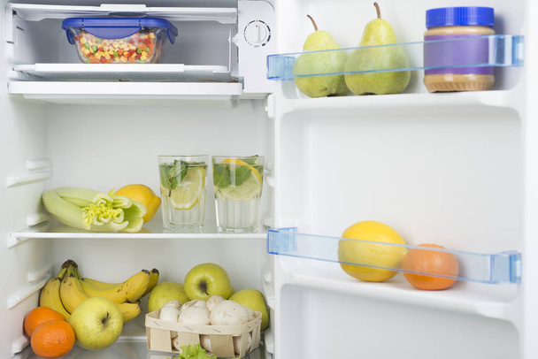 Avaa jääkaappi täynnä tuoreita hedelmiä ja vihanneksia
 - Valokuva, kuva