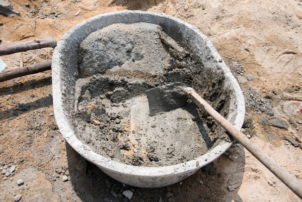 Havzası karıştırıcı çapa, İnşaat aletleri ile karışık çimentolar. - Fotoğraf, Görsel