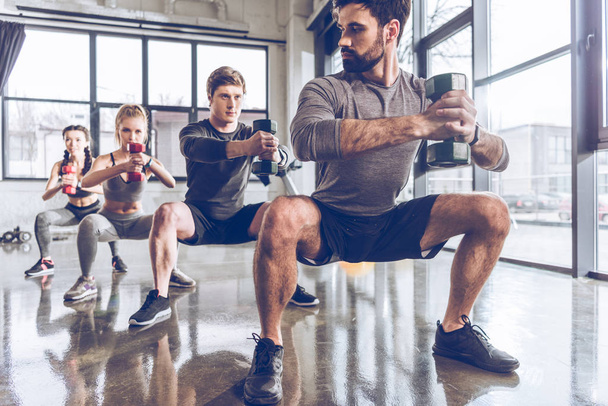 sportifs faisant de l'exercice en salle de gym
  - Photo, image