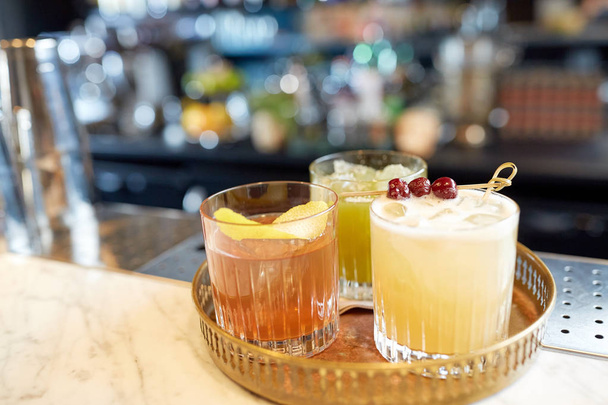 tray with glasses of cocktails at bar - Φωτογραφία, εικόνα