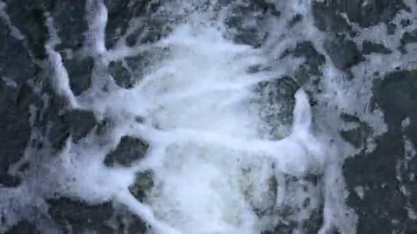 El flujo de agua que sale de la tubería en el agua
 - Metraje, vídeo