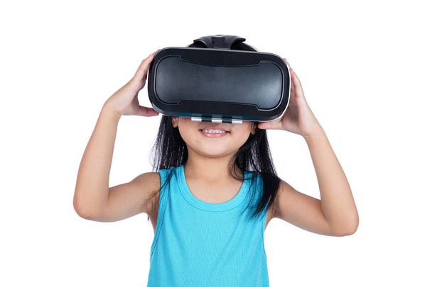 Asian little Chinese girl experiencing virtual reality via VR go - Φωτογραφία, εικόνα