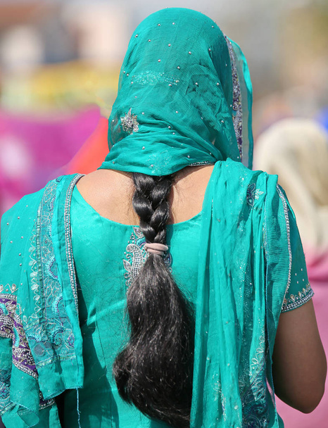 Jeune femme aux longs cheveux noirs
 - Photo, image
