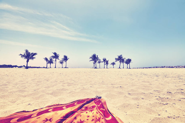 Imagen vintage tonificada de una playa, concepto de vacaciones de verano
. - Foto, Imagen