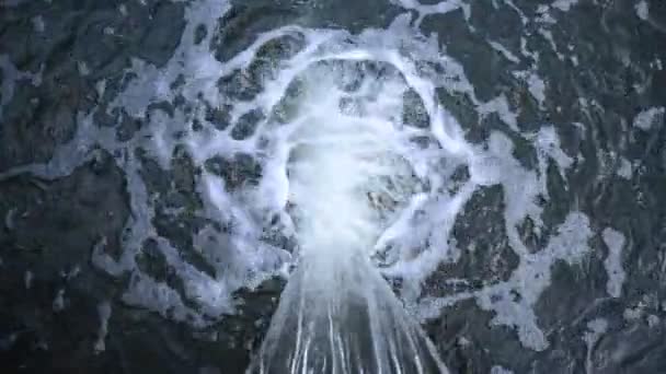 El flujo de agua que sale de la tubería en el agua
 - Metraje, vídeo